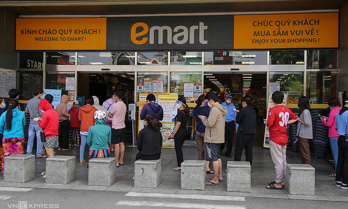 Люди ждут в очереди, чтобы купить продукты в супермаркете в районе Го Вап, Хошимин, 21 августа 2021 года. Фото: VnExpress/Quynh Tran